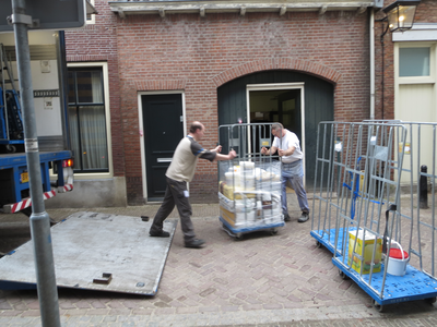 909561 Afbeelding van de aflevering van grondstoffen voor Bakkerij Moolenbeek (Nieuwegracht 125) te Utrecht bij de ...